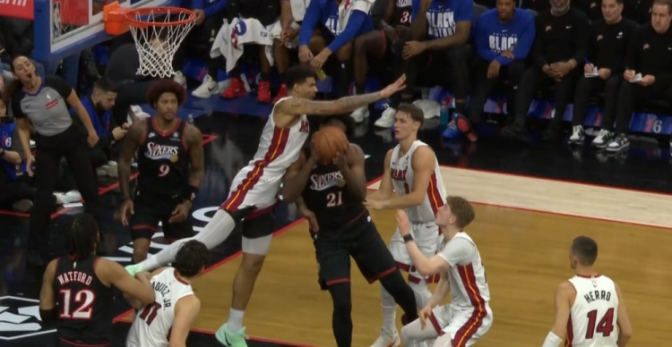 开云体育-望无大碍！恩比德被韦尔顶到右侧肋部 回更衣室后已坐回替补席