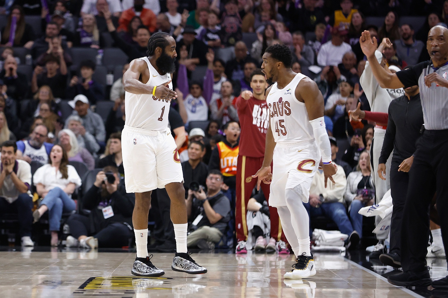 开云体育下载-米切尔：哈登提升队友的能力让我解脱 我可以蹲底角&amp;让他掌控比赛