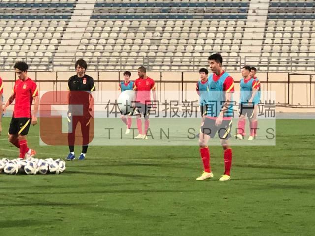 开云体育下载-国足再次重点演练定位球 朱辰杰或无缘中越战