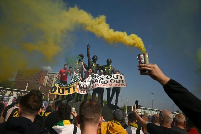 双红会赛前曼联球迷抗议：格雷泽家族OUT！